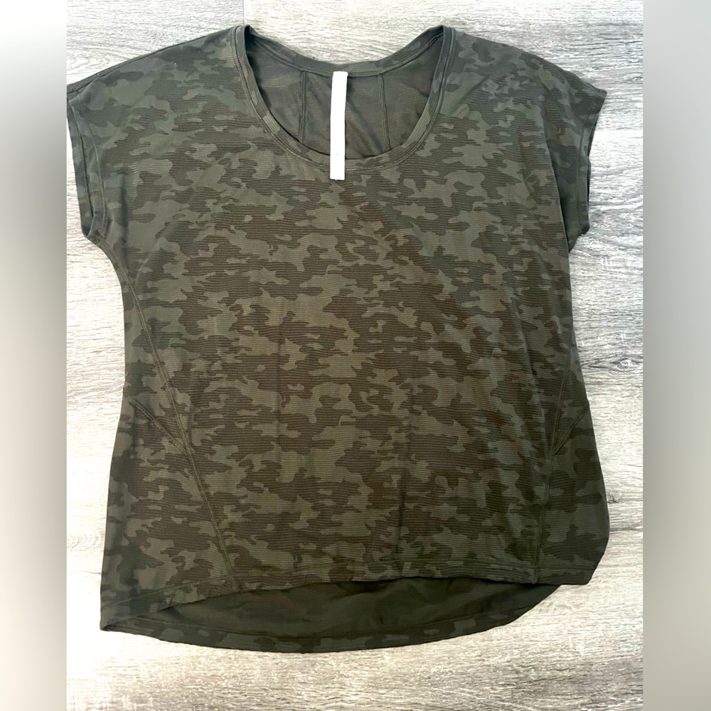 Lululemon green camo tshirt size 10